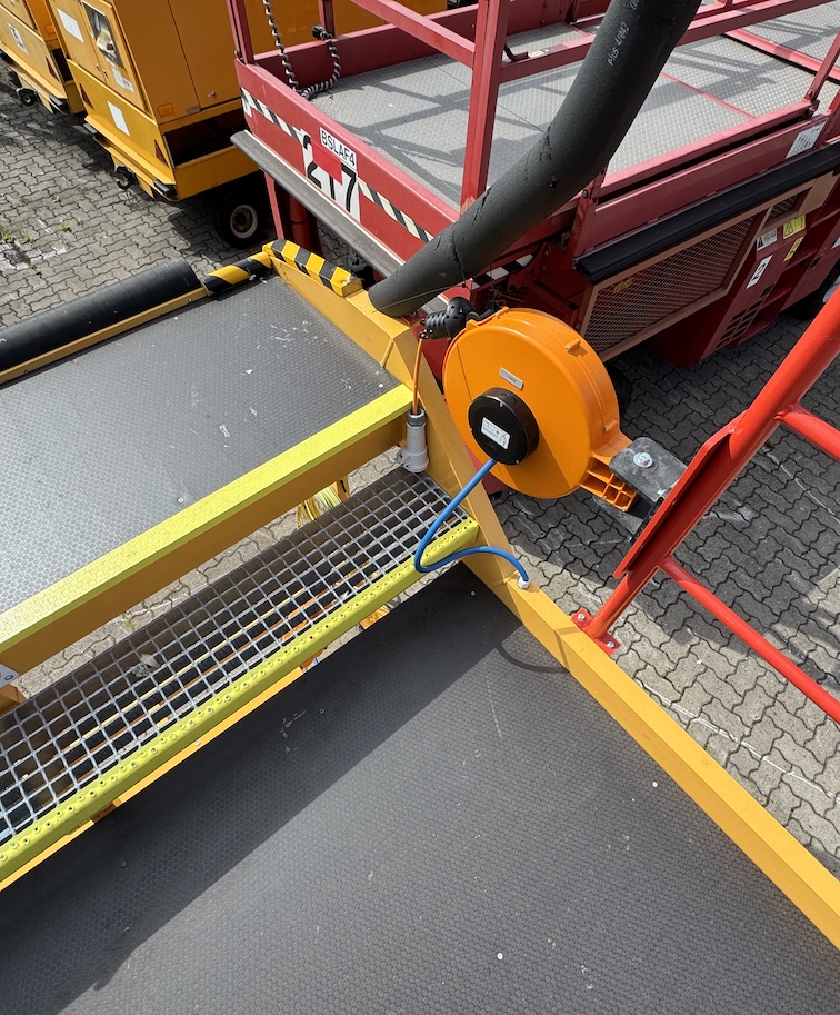 Deharde Airbus A320 Dock fixed stairs cargo - Image 3